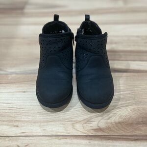 Pre-Owned OshKosh B’ Gosh Black Ankle Boots (Size: 8M)